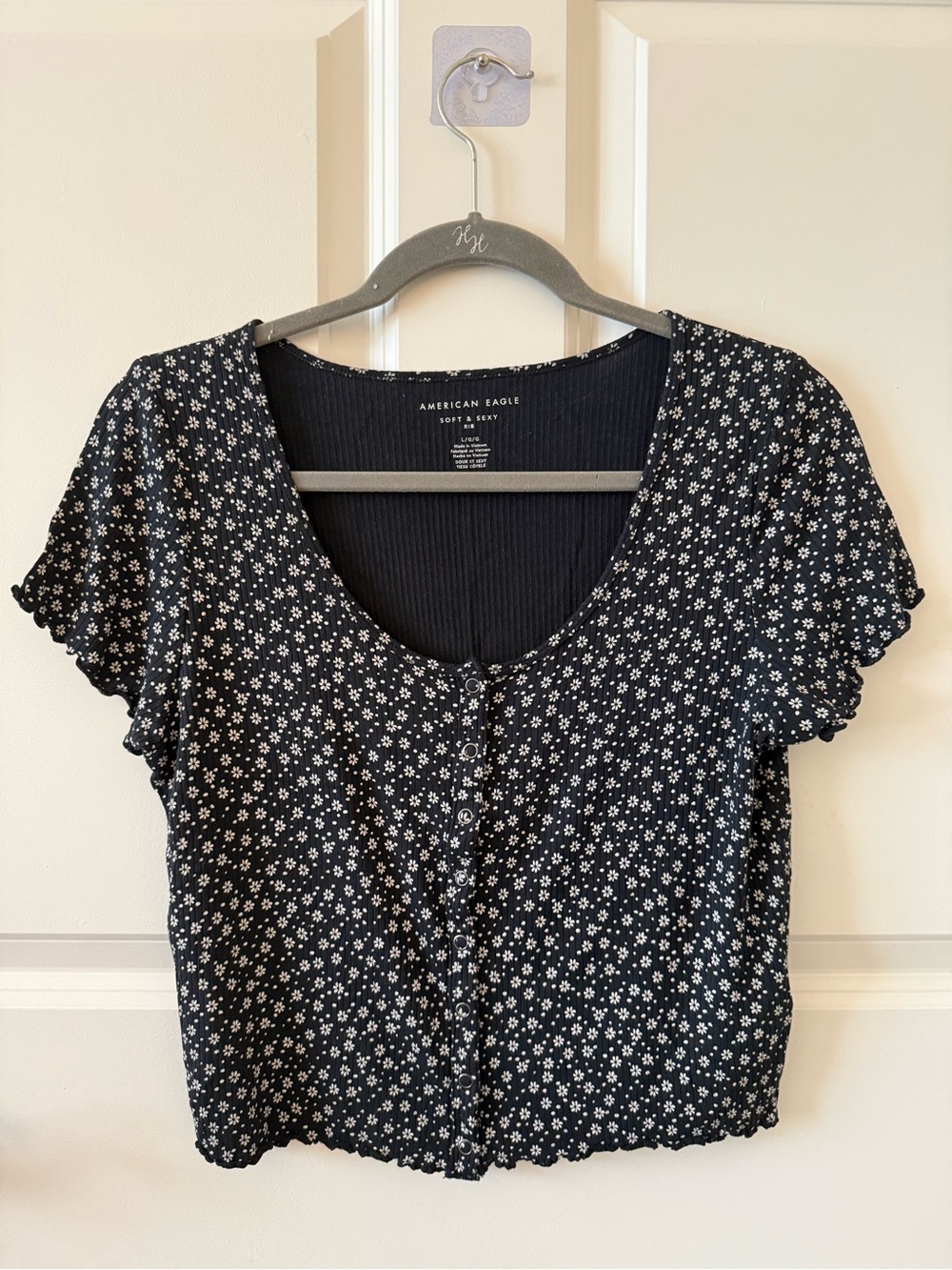 American Eagle Soft & Sexy Black Floral Button-Front Crop Top